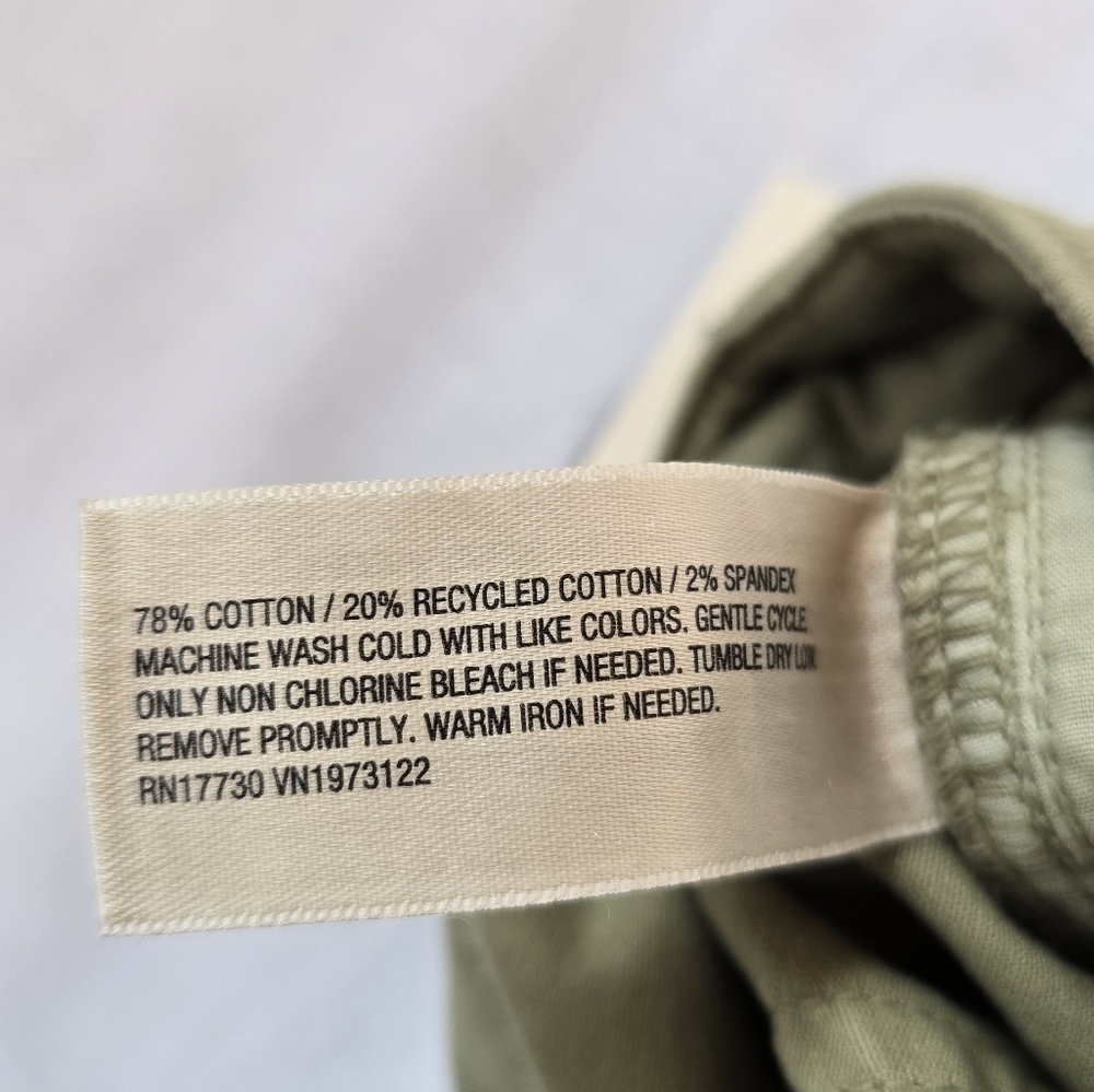 Universal Thread▪️Mid-Rise Straight Leg Relaxed Chino Pants in Olive Green - Picture 6 of 9
